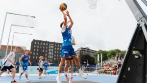 Korvpallur teeb õues toimuval 3x3 korvpallivõistlusel hüppelt viset korvi suunas.