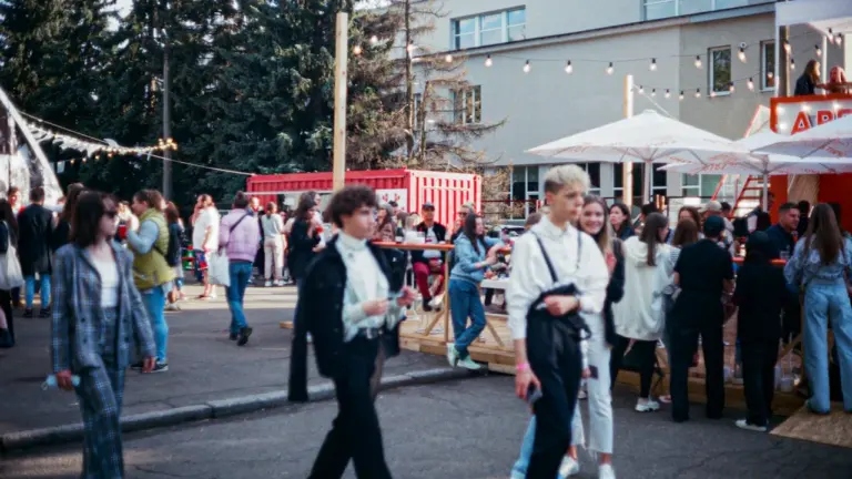 Tartu Kaarsillal näeb linna 13 noore pilgu läbi