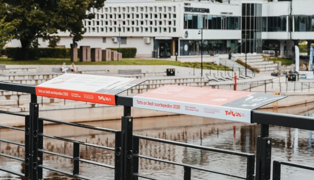Tartu Kaarsillal näeb linna 13 noore pilgu läbi