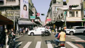 Taiwanis asuv elav ja saginat täis linnatänav koos paljude inimeste ja autodega.