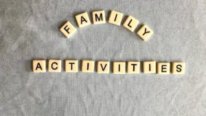 Scrabble tähed laual moodustavad teksti family activities neutraalsel taustal.