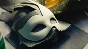 Teatrimask valgel paberil, mis sümboliseerib Jan Uuspõllu eelseisvat Zorro-teemalist etteastet.
