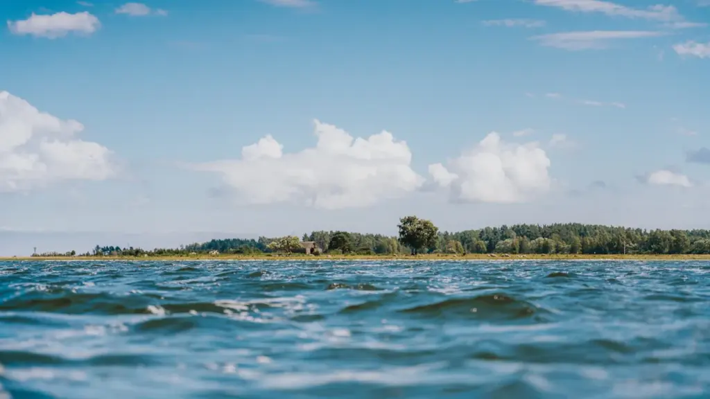 Saaremaa rannik ja meri suvisel ajal Tagamõisa poolsaare piirkonnas taevasinise taeva all.