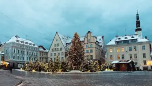 Tallinna vanalinn ajalooliste hoonete ja jõulukuusega talvisel ajal.