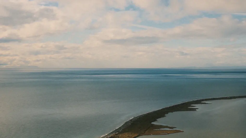 Panoraamvaade Türisalu rannikule, kus kitsas maariba ulatub rahuliku merepinna sisse.