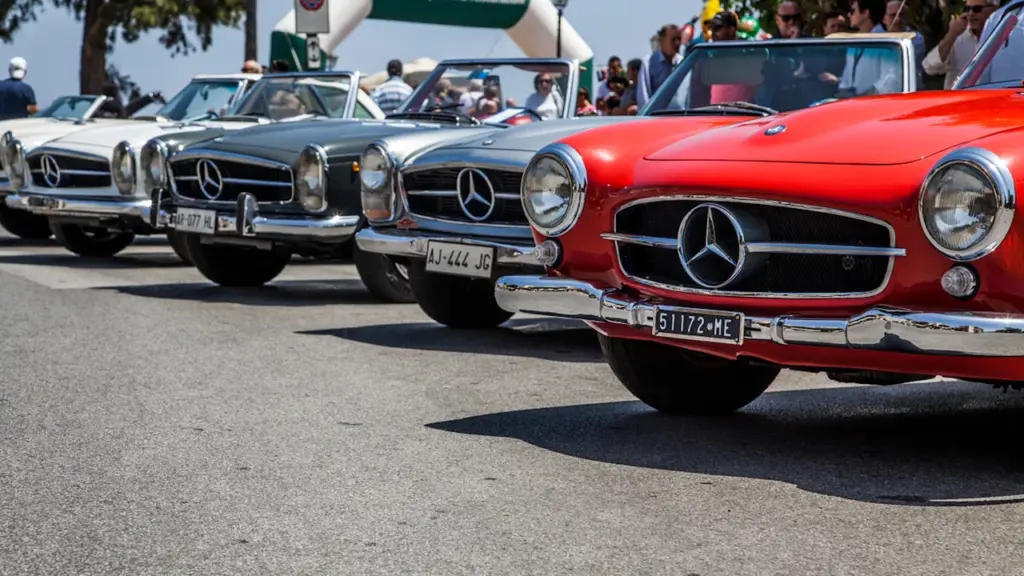 Rida klassikalisi Mercedes-Benz autosid Eesti Maanteemuuseumi paraadil esitletud ootamas.