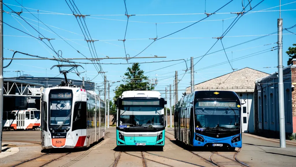 Tallinna ühistranspordi tramm ja bussid on reastatud päikeselisel päeval trammi- ja bussidepoo territooriumil.